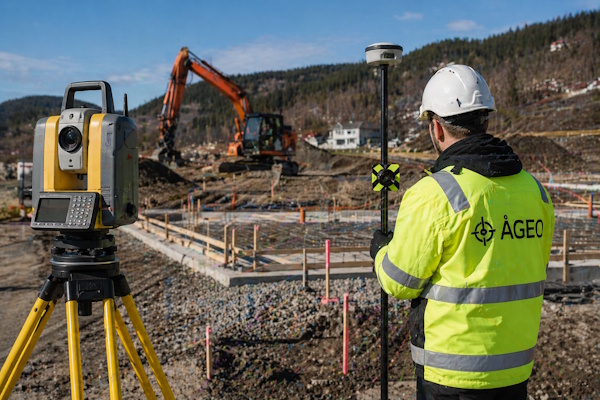 Utstikking og innmåling på byggeplass i Steinkjer med totalstasjon og GPS for presis plassering av bygg og infrastruktur